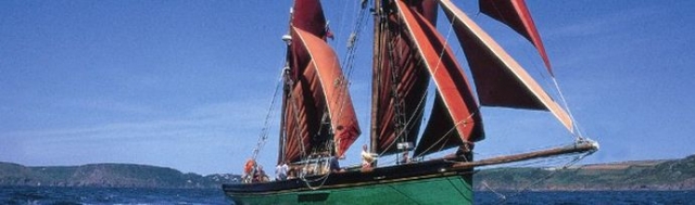  Navegando frenle a la impresionanle costa 